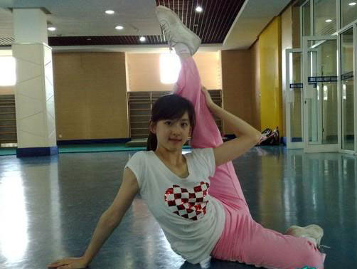 奶茶妹妹实习引围观清纯家居照惹人爱