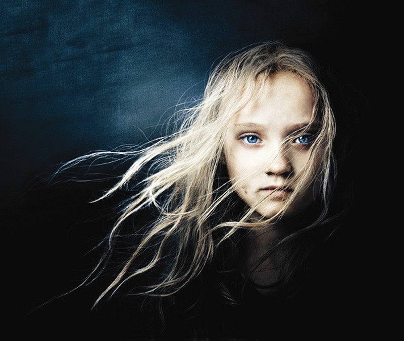 出狱后,走投无路的他偷走了收留他过夜的主教的银器潜逃,被警察捉回.