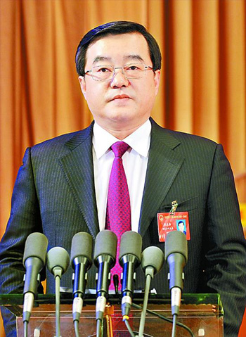 河北省人民政府省长张庆伟作政府工作报告.(图片来源:河北日报)