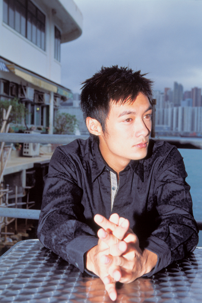 余文乐吴雨霏恋情浮出水面 家居照尽显阳光本色