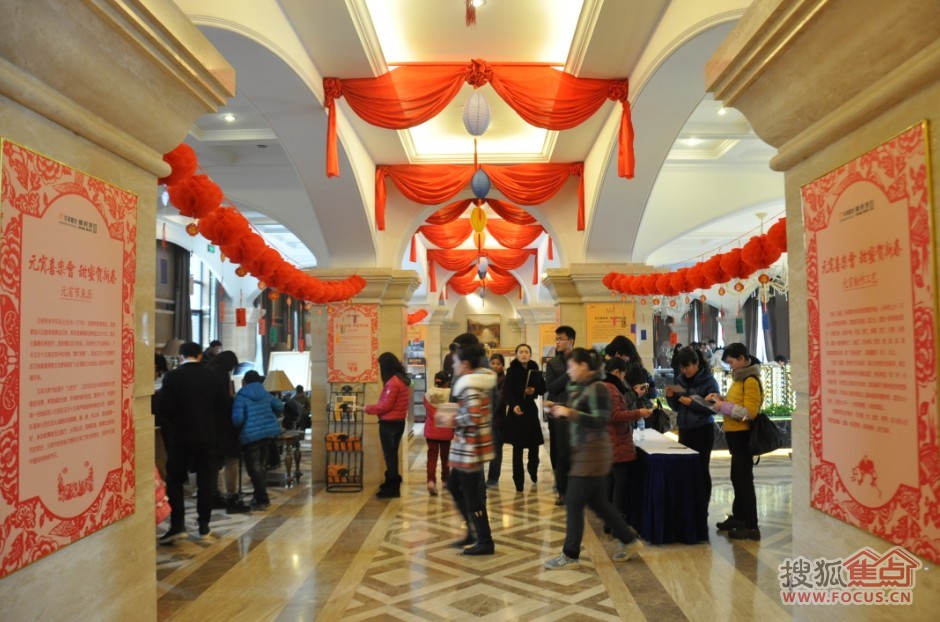 橡树湾售楼厅内节日气氛浓厚