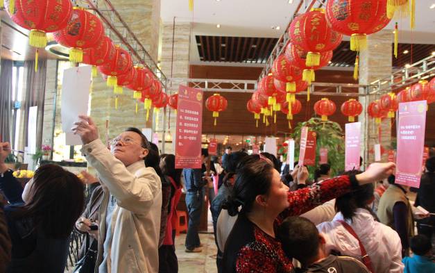 农历元月十五日是中国民俗传统节日——元宵节,在一年中的第一个月圆