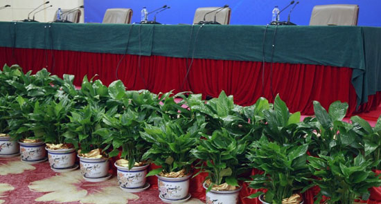 曝光"两会"新闻中心内部办公装潢环境