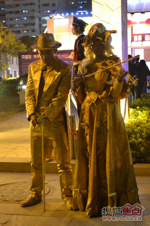 入口处的真人版铜像