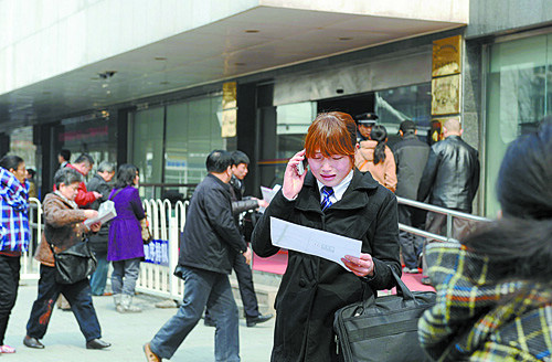 一位从事房屋中介的工作人员少准备了一张照片,没能办完手续,急得哭