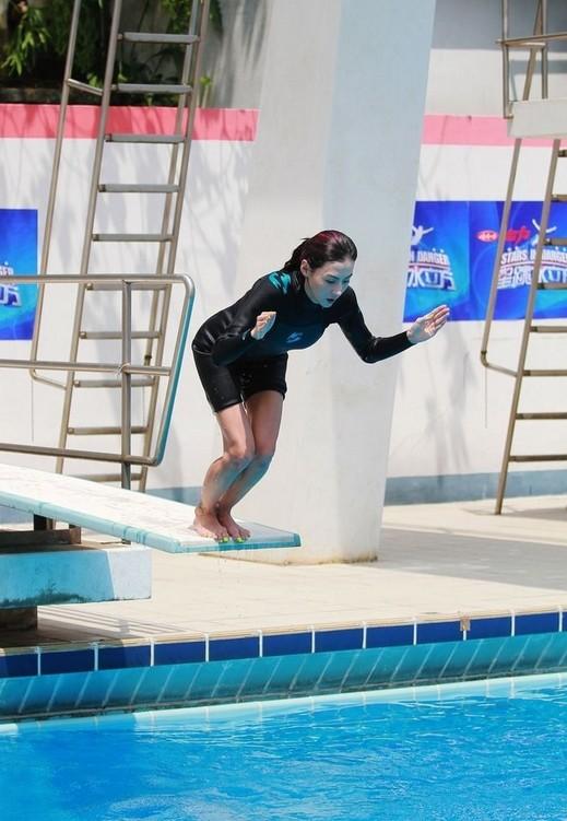 张柏芝阿娇领衔女星跳水 "天然美女"家居照