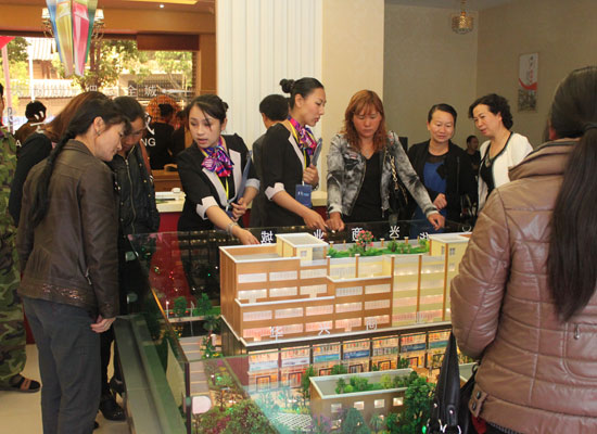 售楼小姐为购房者讲解沙盘