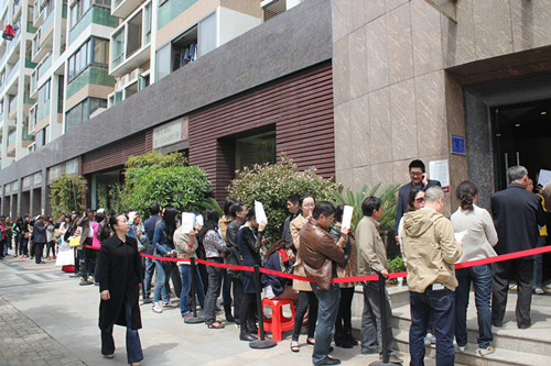 前来认筹的人群在营销中心门口排起了"长龙".