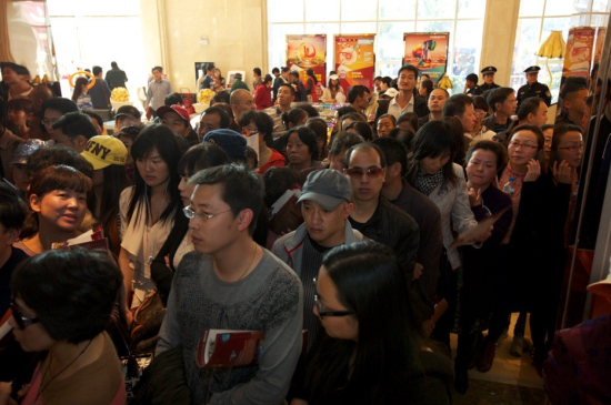 热销看点之千人抢房热  昆明再现据现场一位值夜班的保安说,上午8点未