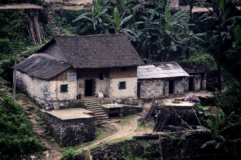 网友实拍西南地区令人震惊的农村房