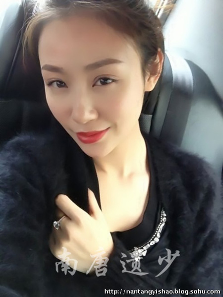 吴启华妻女家居照曝光娇妻美艳女儿萝莉范足