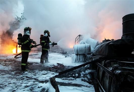 图文:装载31吨黄磷货车追尾爆炸