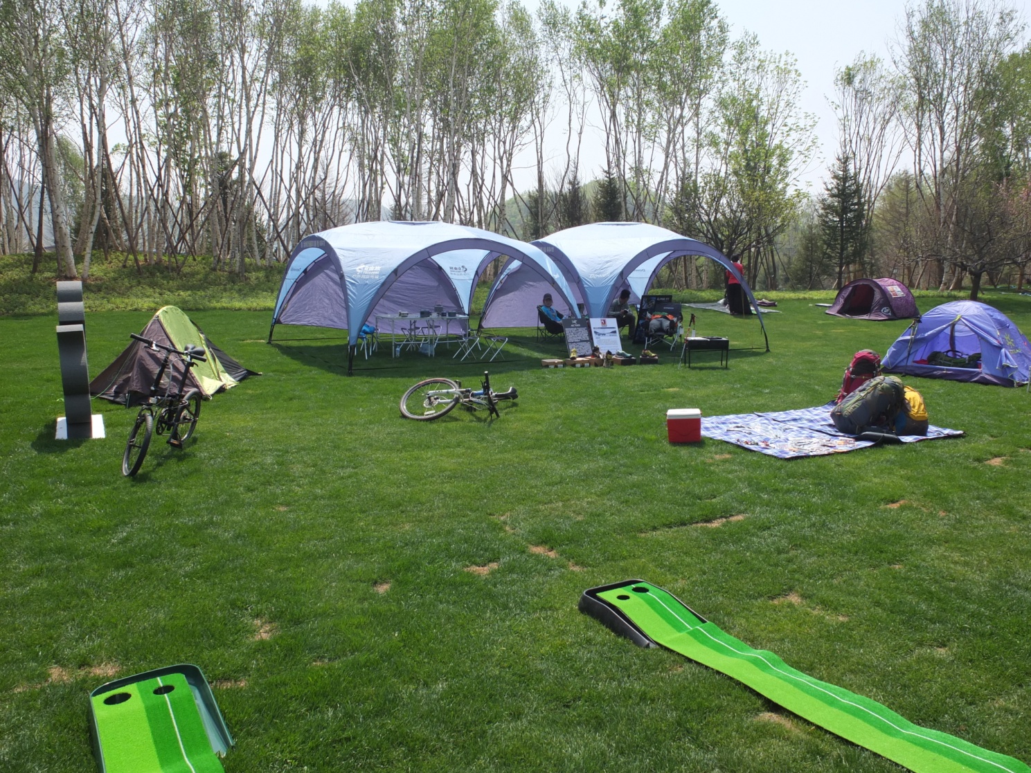 在示范区大草坪上展示了10多个高端户外品牌