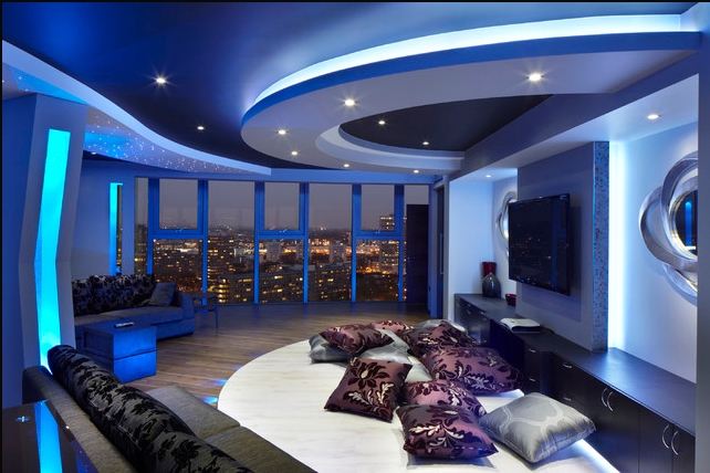 蜿蜒的带状吊顶搭配莹蓝色灯光宛如一条闪闪流动的银河,家具下部也