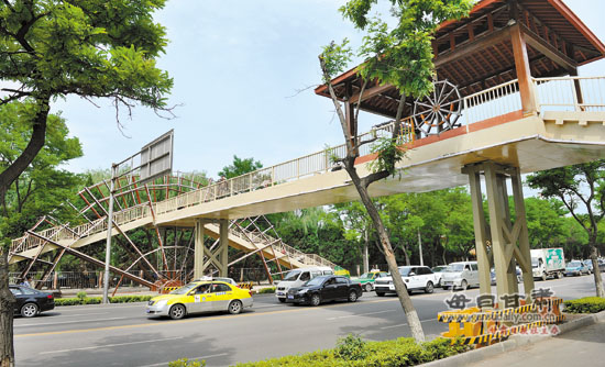 兰州小西湖水车园 人行天桥建设现进入收尾阶段