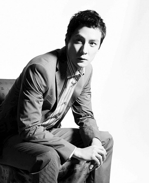 吴彦祖初为人父看昔日帅气家居照