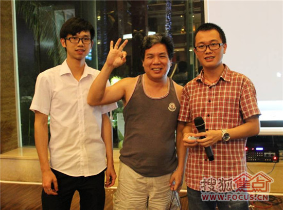 获得红酒的业主开心留影