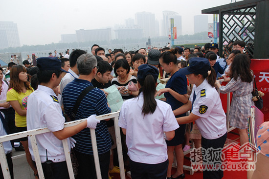 等待选房的客户