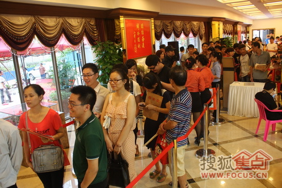 保利城最后一次开盘售罄 购房者排队16小时抢房