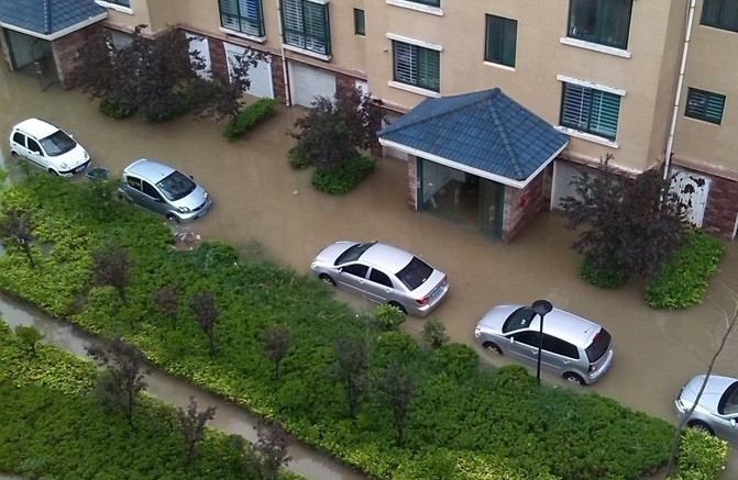 两天连下大雨 滨州多个小区淹成"地中海"