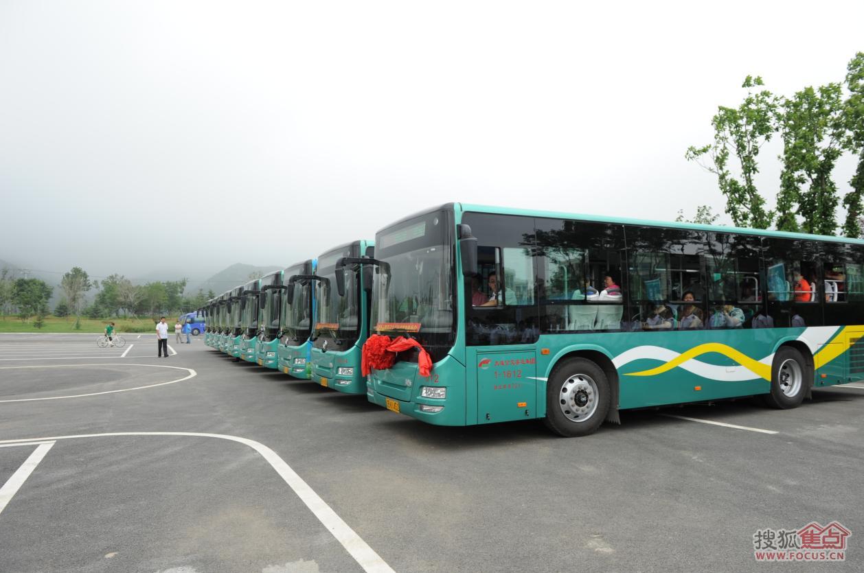 507路公交车列队待发