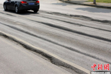 江苏无锡柏油路面晒成波浪路严重凹陷图