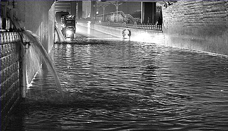 大雨袭击省会 石家庄多地积水深可淹没汽车(图)