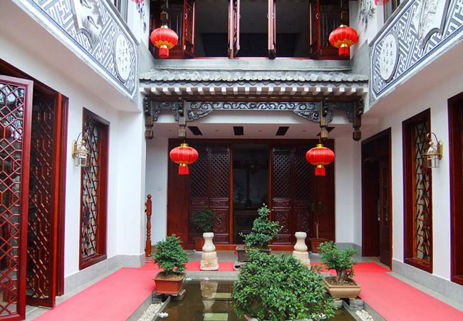 大理古城三合院齐聚一堂过八月传扬白族文化