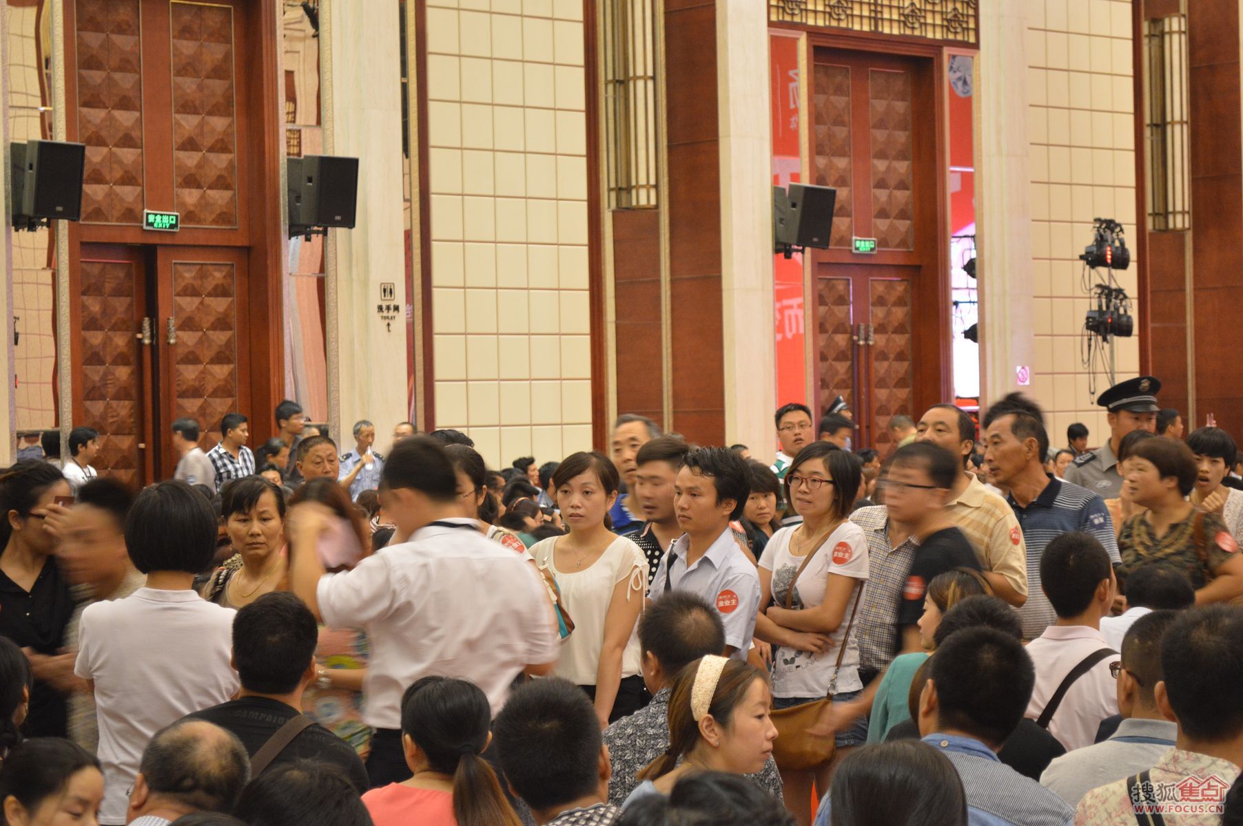 摇到号的购房者正排队进入选房区