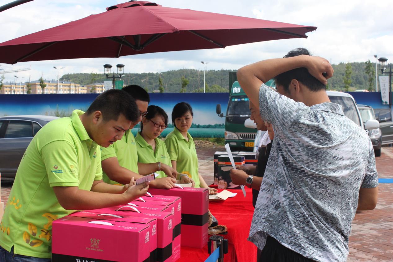 现场来宾有序领取礼品券