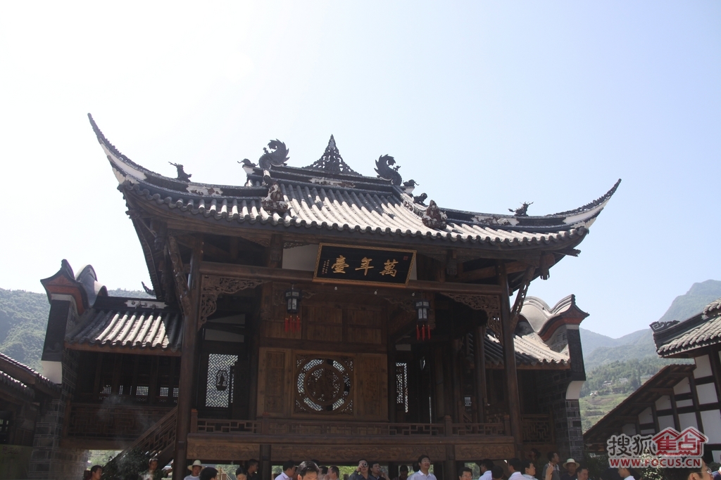 图为:汶川水磨禅寿老街万年台