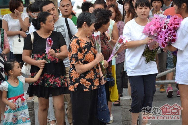 基正·唐宁1號全城玫瑰派送浪漫启幕