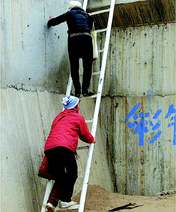 陕西渭河"断头桥"搁两年 行人每天排队爬梯过桥