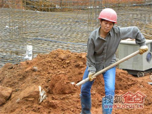 女性工人师傅正在铲土