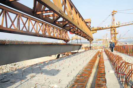 建设者正在湘江长沙综合枢纽进行桥梁架设