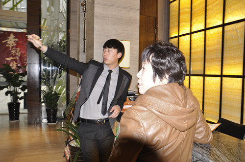 万科假日风景置业顾问为网友讲解沙盘