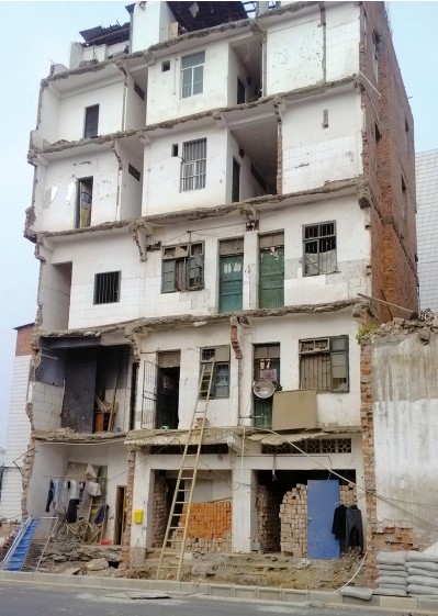 居民拿完补偿仍不愿搬迁 南宁扩路拆剩"半边楼"存隐患