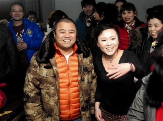 趁曹随风(左)还没上村晚,赶紧跟他合个影