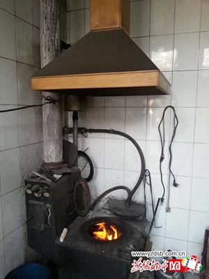 烟尘直接通过白色的烟囱排到了外面,而厨房内,墙壁上炉台上全是黑色的
