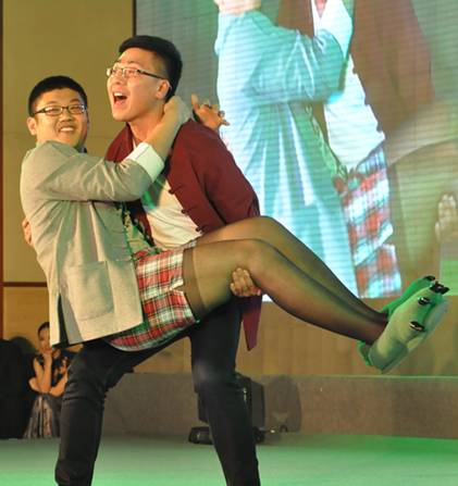 搜狐焦点员工双簧秀,"基情"公主抱