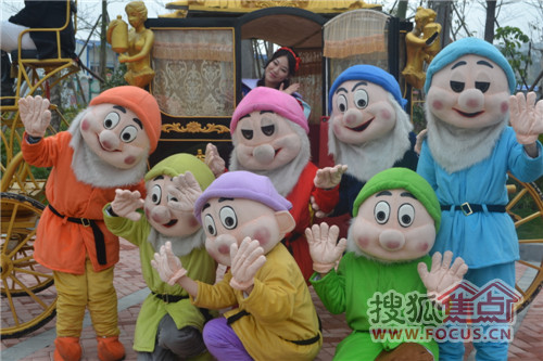 白雪公主,七个小矮人欢乐巡游,现身美裕·蓝山墅,与现场小