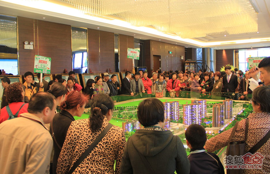 高淳雅居乐花园售楼厅被买房人"占领"