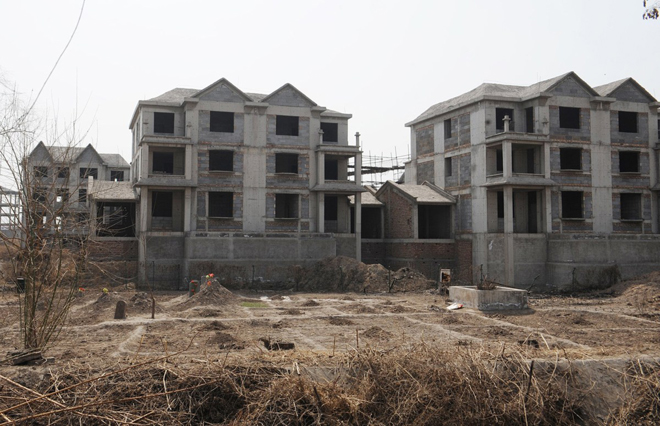 3月20日,山西省太原市古寨村近百栋别墅建筑沦为"烂尾"楼群,荒草丛生