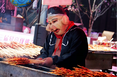 杭州的"观桃节" "八戒"带着羊肉串也来了