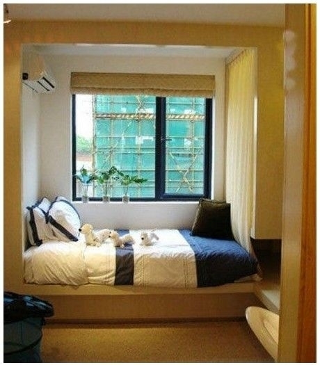 床在窗下或冲门