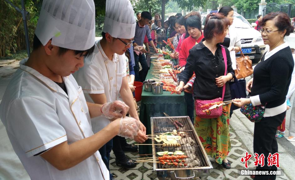 成都一新楼盘提供免费烧烤 大妈排队领食