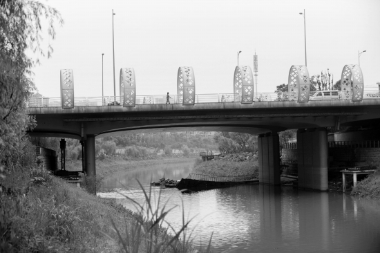 "景观桥从四面八方看都给人以美的感受."邓清华老人告诉记者.