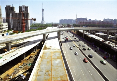 比如,目前市区仅有的两座5层全互通立交都分布在陇海快速路上.