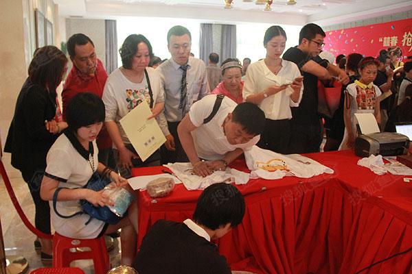 同期,保利花园还举行了热转印t恤diy活动,活动现场请来了专业制作热