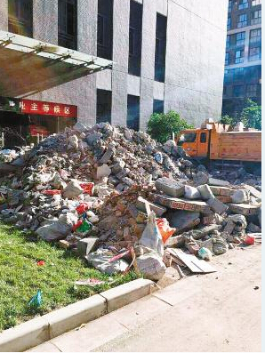 西安科技路西口2小区垃圾毁绿地 物业管不过来